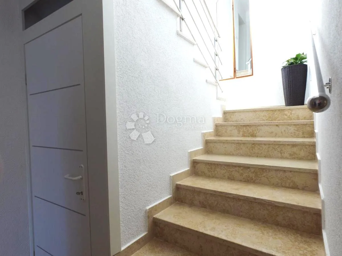 kuća sa 6 stambenih jedinica - 600m od mora! - slika 18