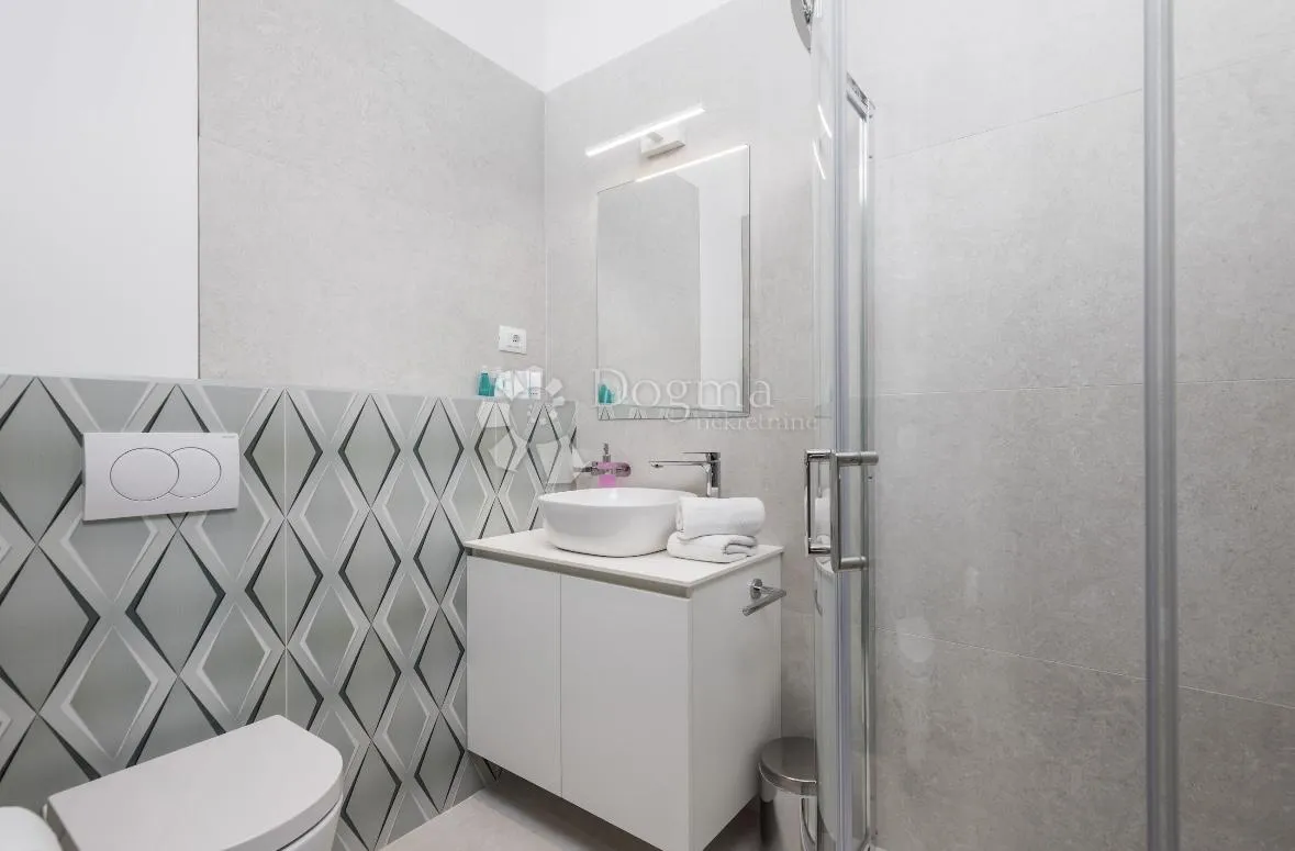 rijeka, centar, 156 m2. divota od 3 stambene jedinice! - slika 45