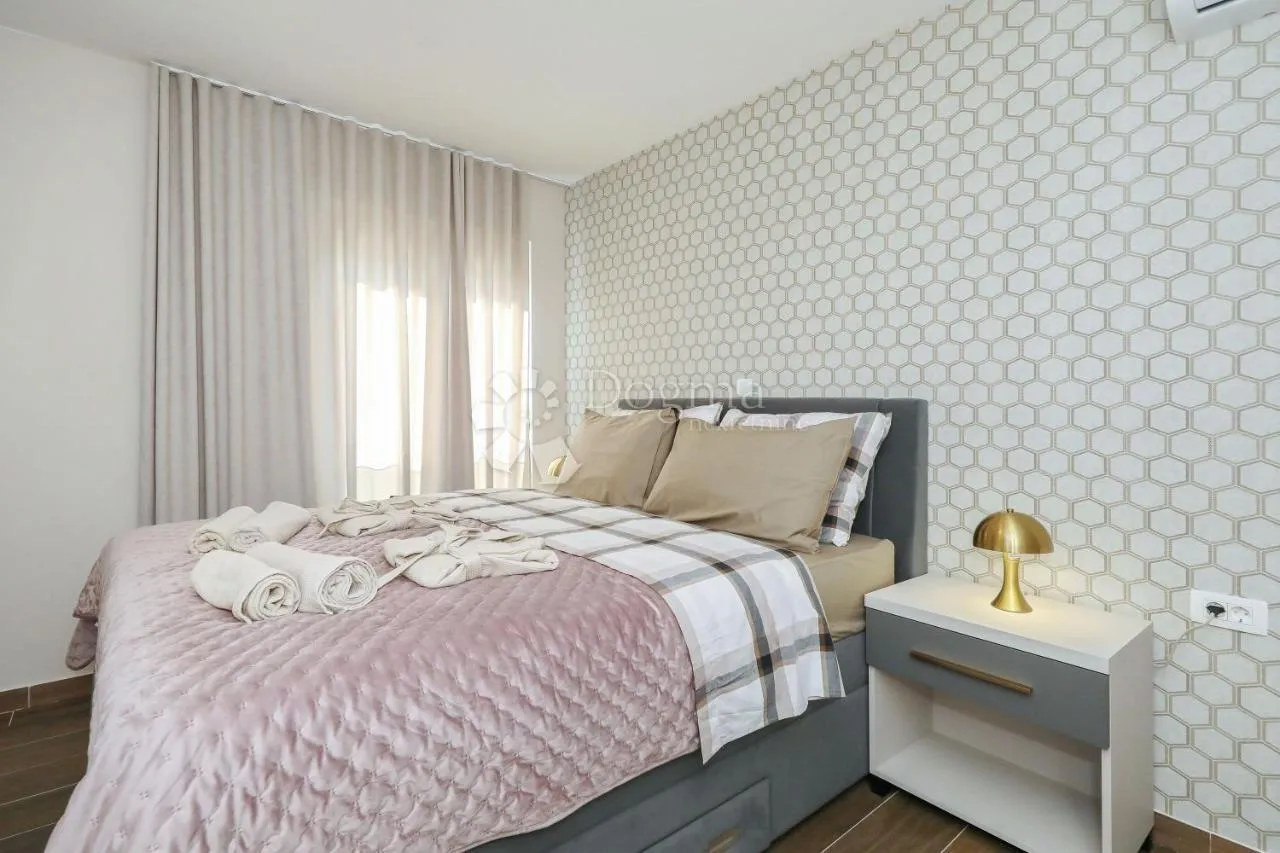 moderna vila s bazenom, prvi red uz more! - slika 32
