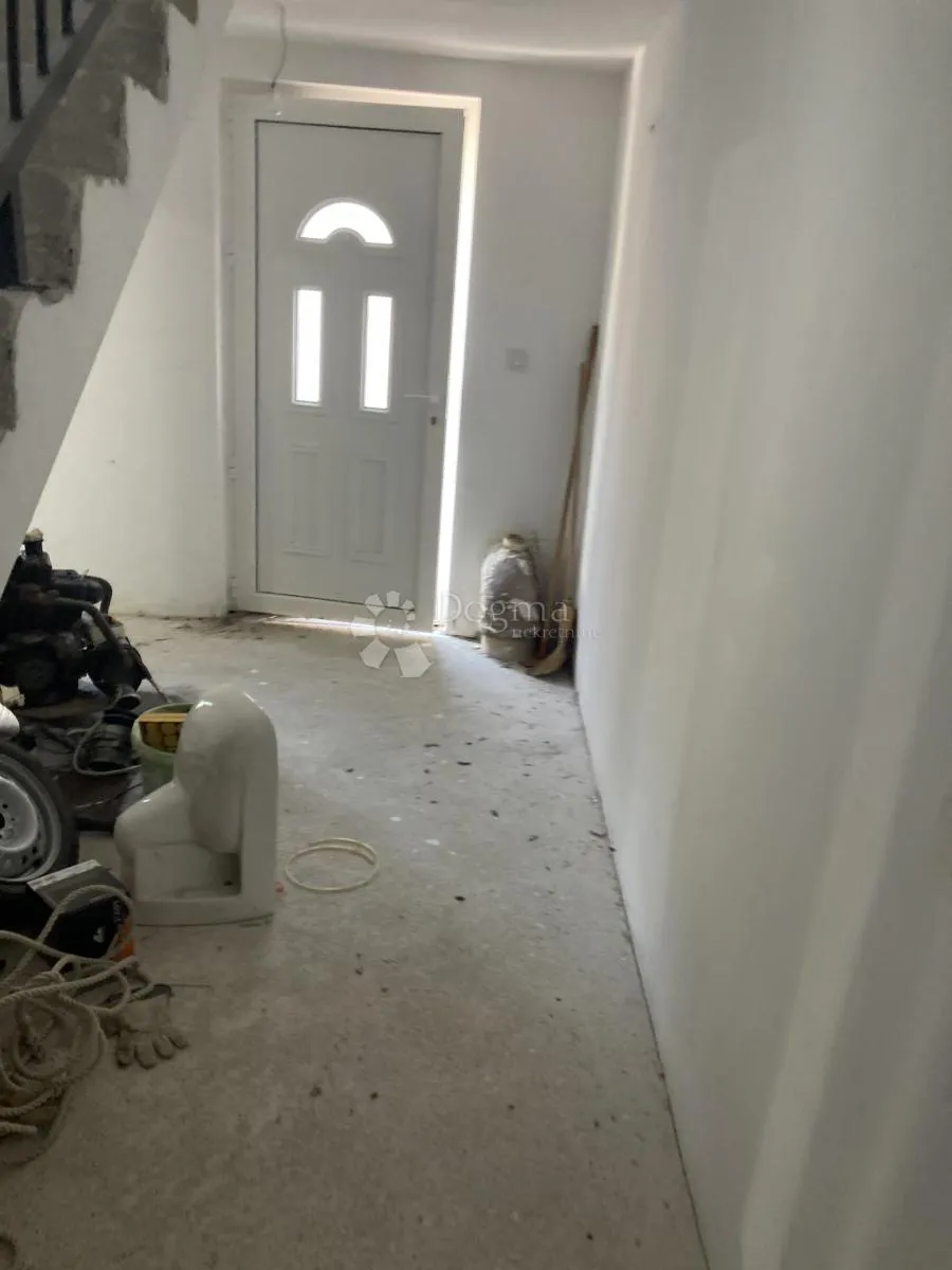 prilika - apartmanska kuća u pirovcu, 1. red do mora - slika 33