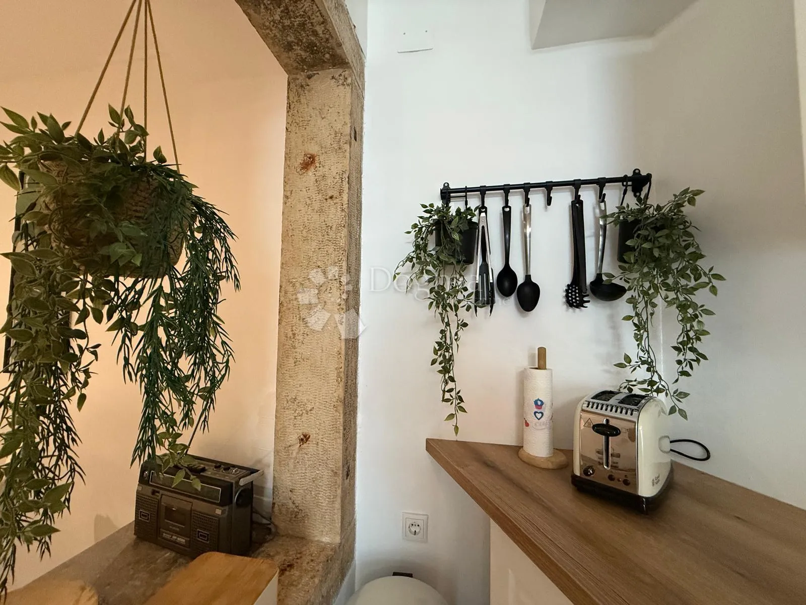 rustikalni studio apartman koji osvaja na prvi pogled – spoj topline, elegancije i mediteranskog šarma - slika 14