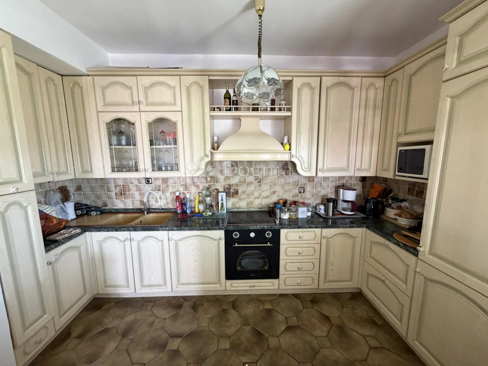 prilika u brodarici- kuća blizu mora, s 6 apartmana i 3-sobnim stanom!! - slika 30