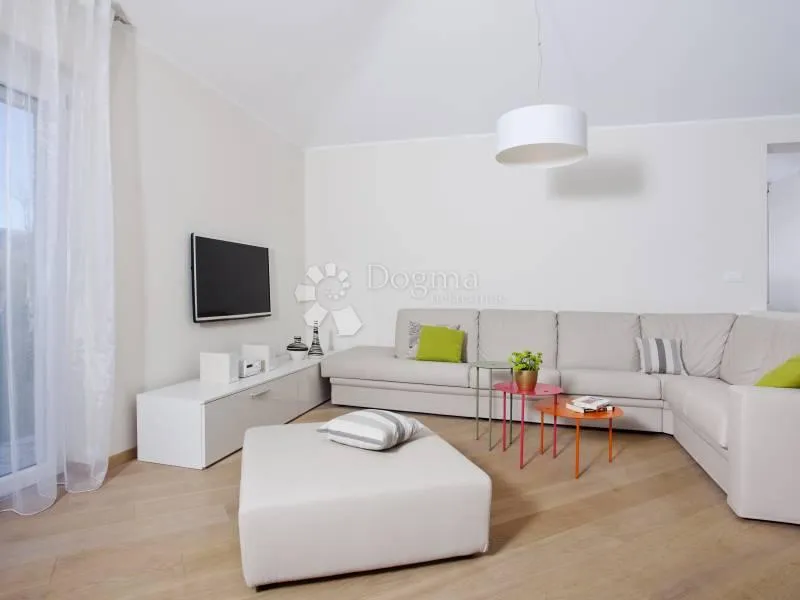 prekrasna villa s bazenom sa prostranom okućnicom od čak 4260m2 - slika 11