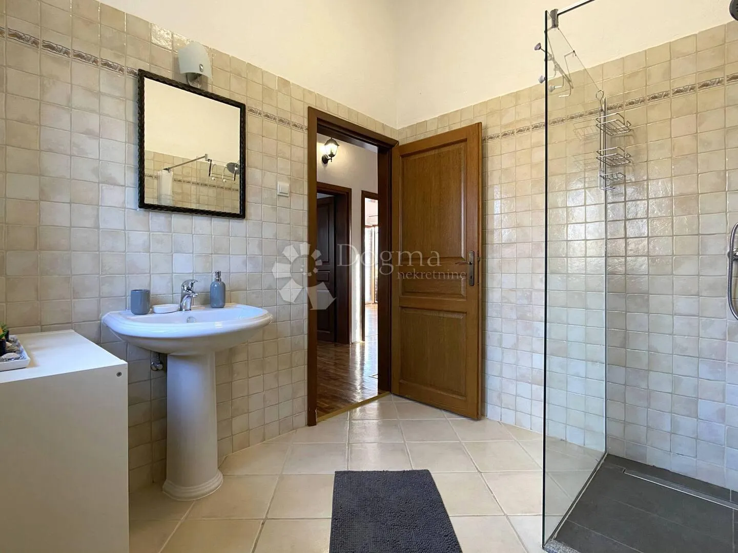 prekrasna vila s bazenom – idealna prilika za investiciju! - slika 22