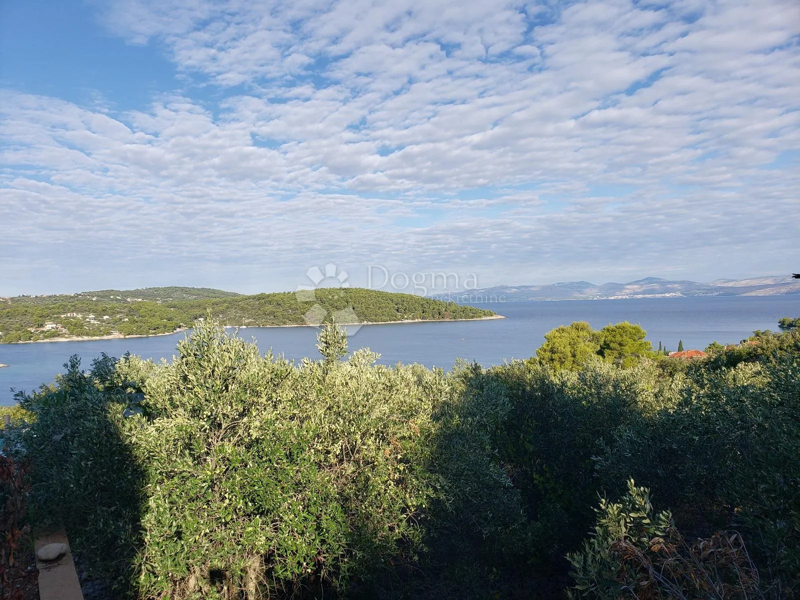 atraktivno građevinsko zemljište 848m2- šolta - slika 2