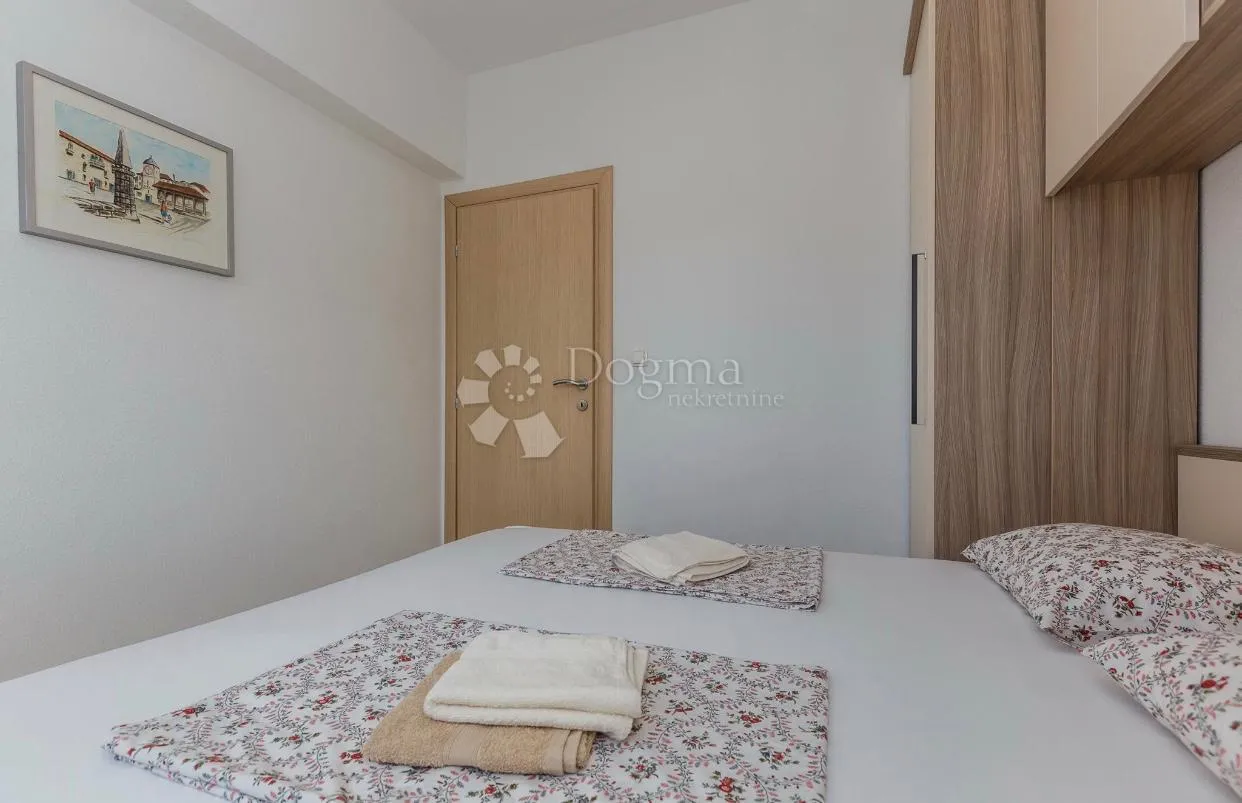dvosobni apartman sa pogledom na more, super lokacija - slika 21