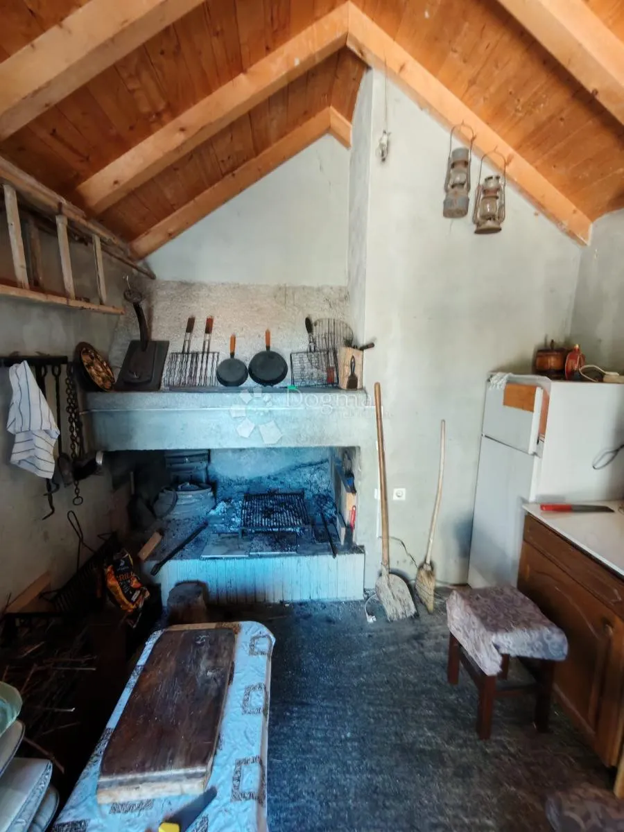 kuća drvenik drugi red od mora - slika 14