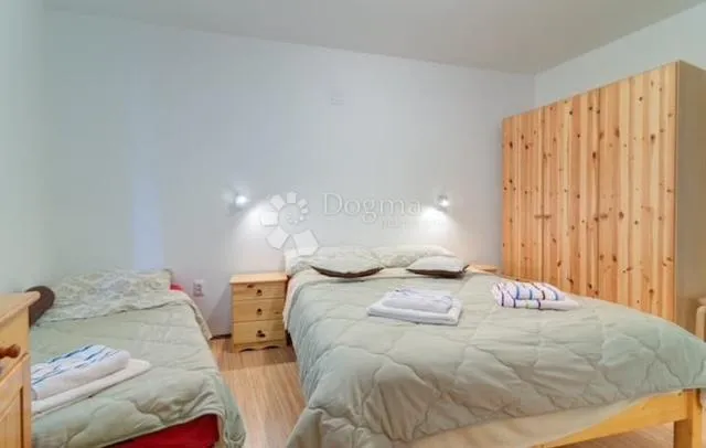 senj-kuća u centru izvrsna pozicija ,tri app - slika 7