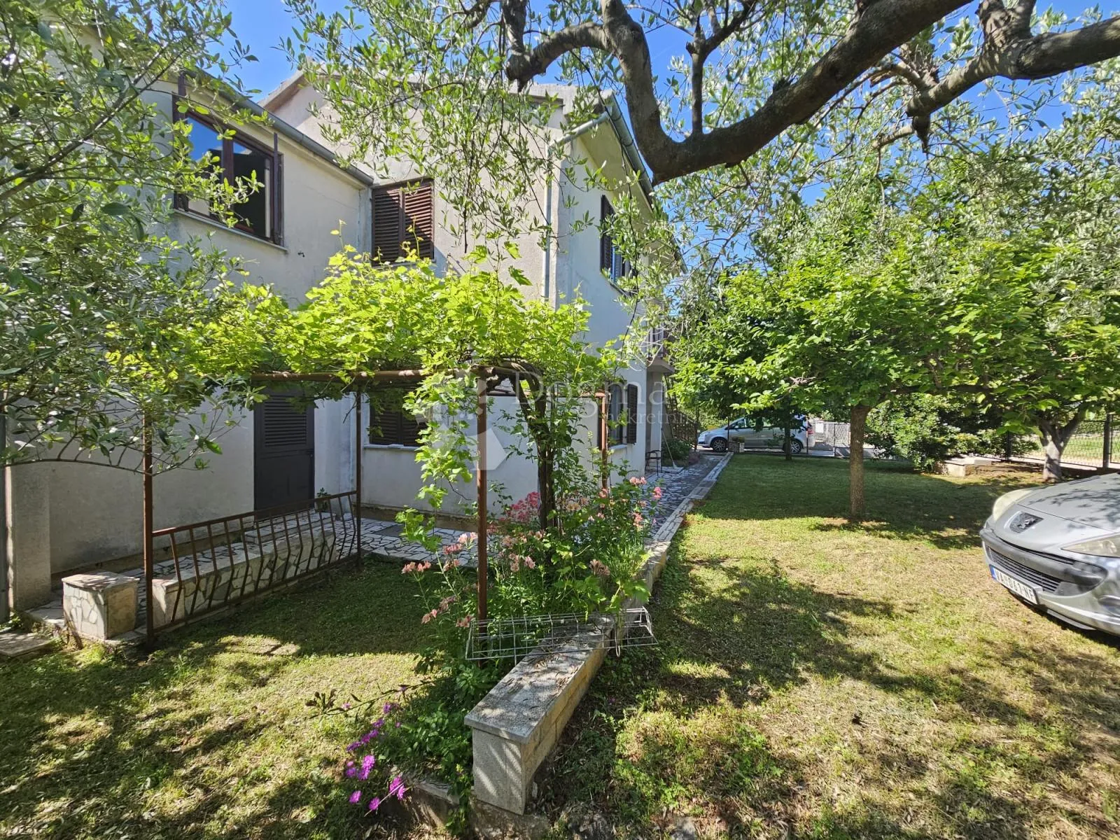 poreč - kuća sa dva stana i studio apartmanom - slika 2