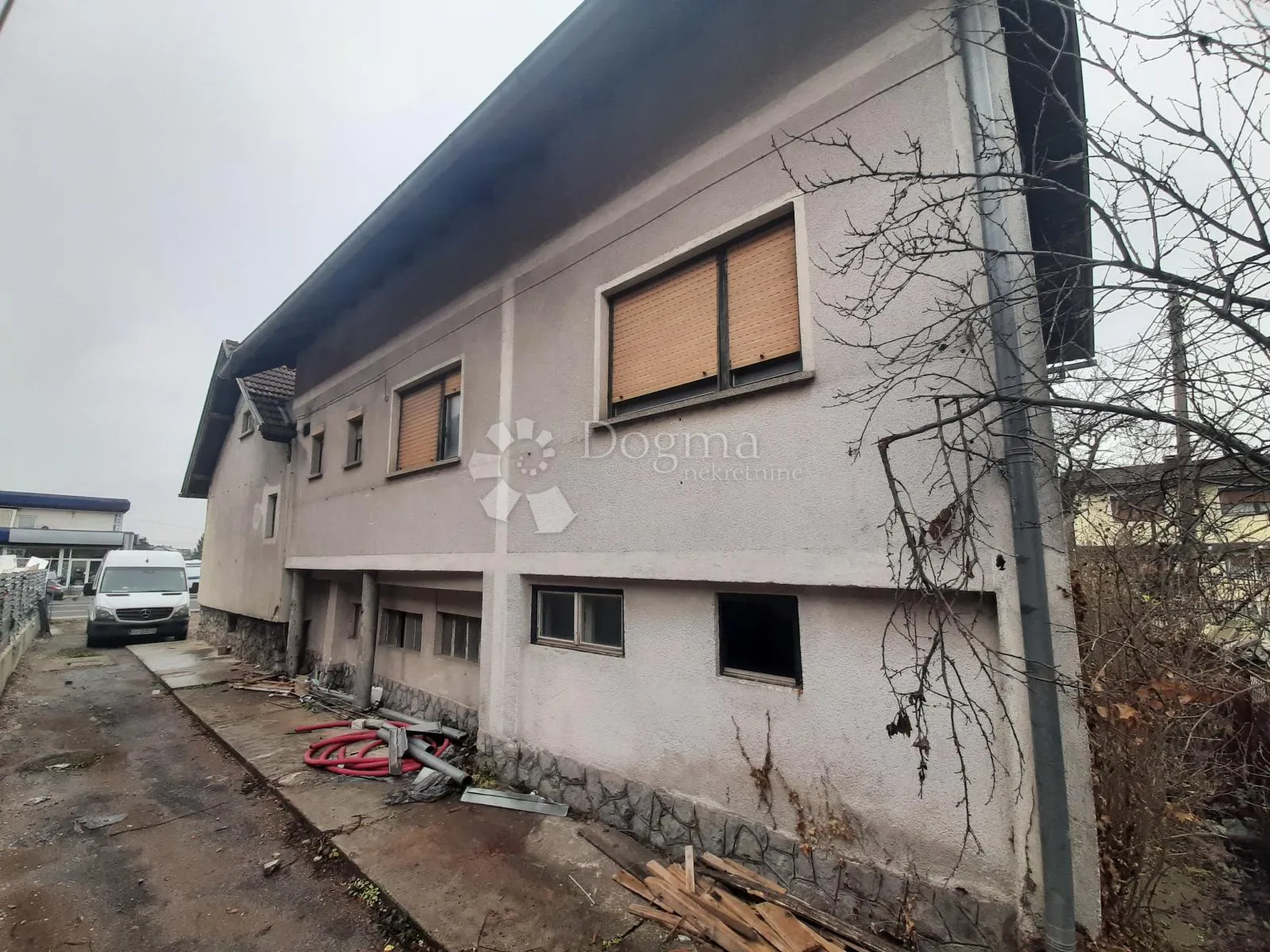 višenamjenska kuća s posl. prostorom- 250m2 + veliki parking - slika 5