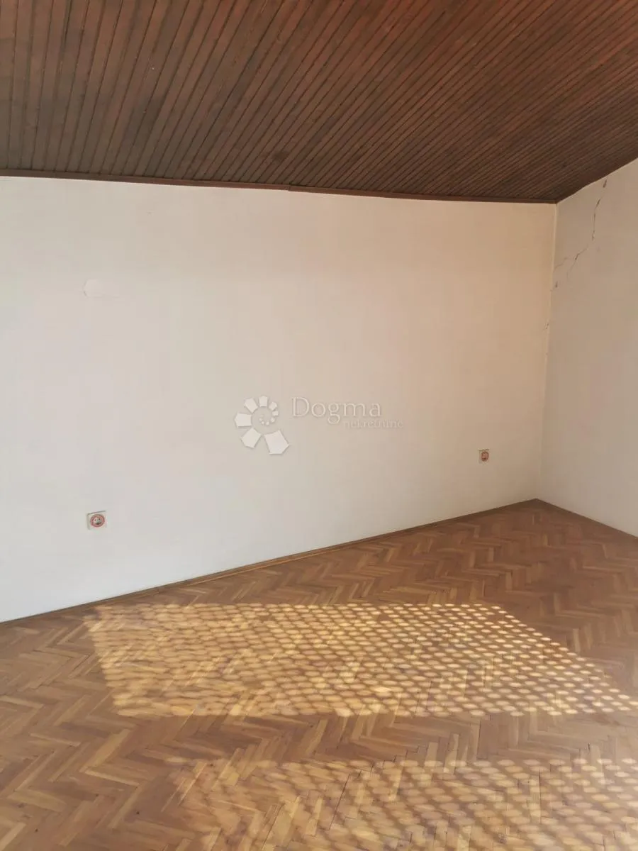velika kuća na odličnoj lokaciji - slika 18
