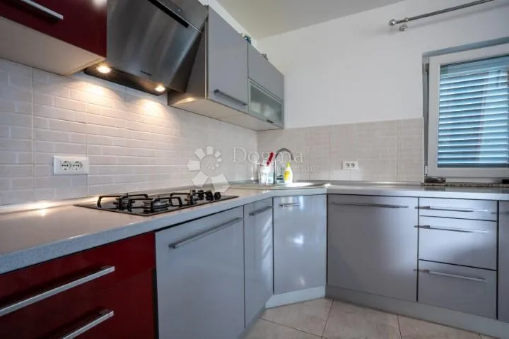 srdoči-240m2 više parkirna mjesta,okućnice 931m2 - slika 6