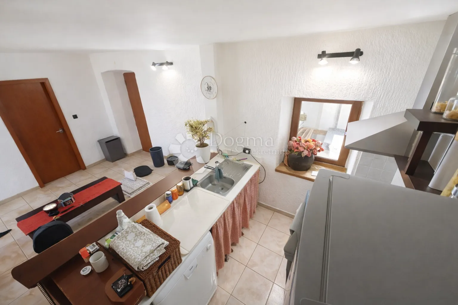glavani – kuća p+1+potkrovlje + kamena kućica, useljivo, 181.000 € - slika 2