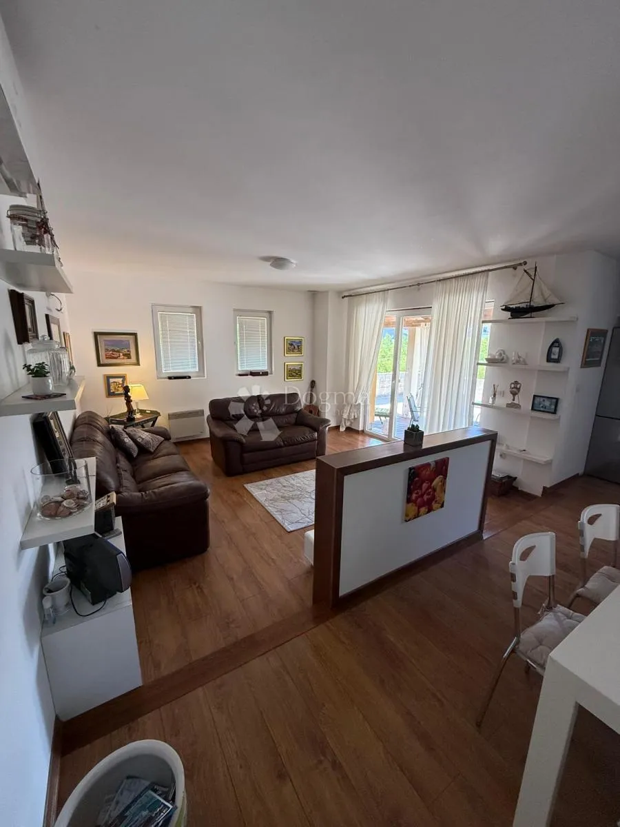kuća na pagu s velikim dvorištem - 310m2 - slika 2