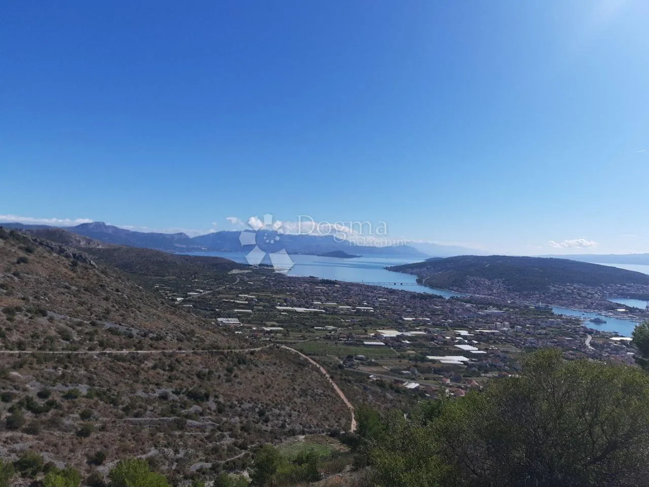 Poljoprivredno zemljište s pogledom na more i 75 maslina! Seget Gornji - Seget Gornji, Seget
