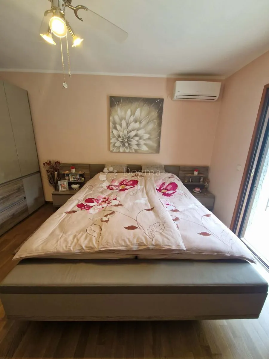 kuća s 4 apartmana - drugi red od mora - slika 14