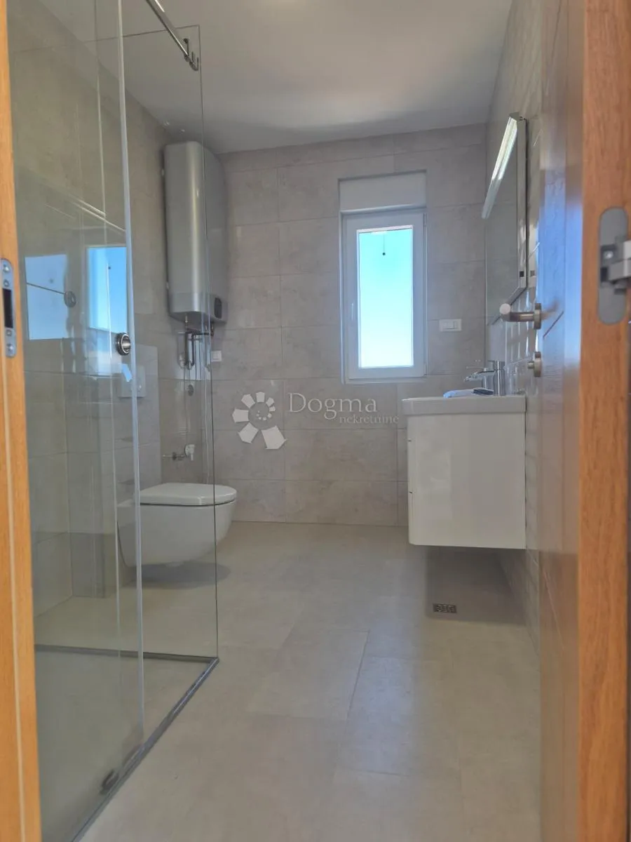 prodaje se – elegantan dvosobni stan na drugom katu, primošten - slika 5