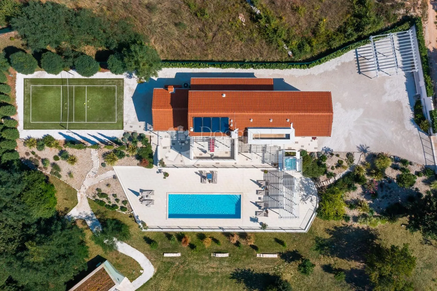 otmjena villa sa bazenom na lijepoj lokaciji - slika 3
