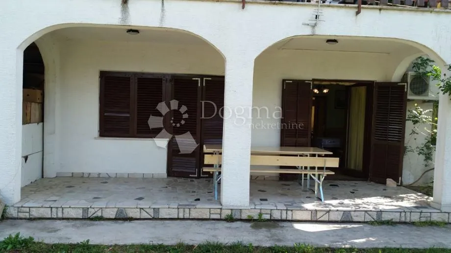 kuća sa 2 stana i prostranom građevinskom okućnicom - slika 21