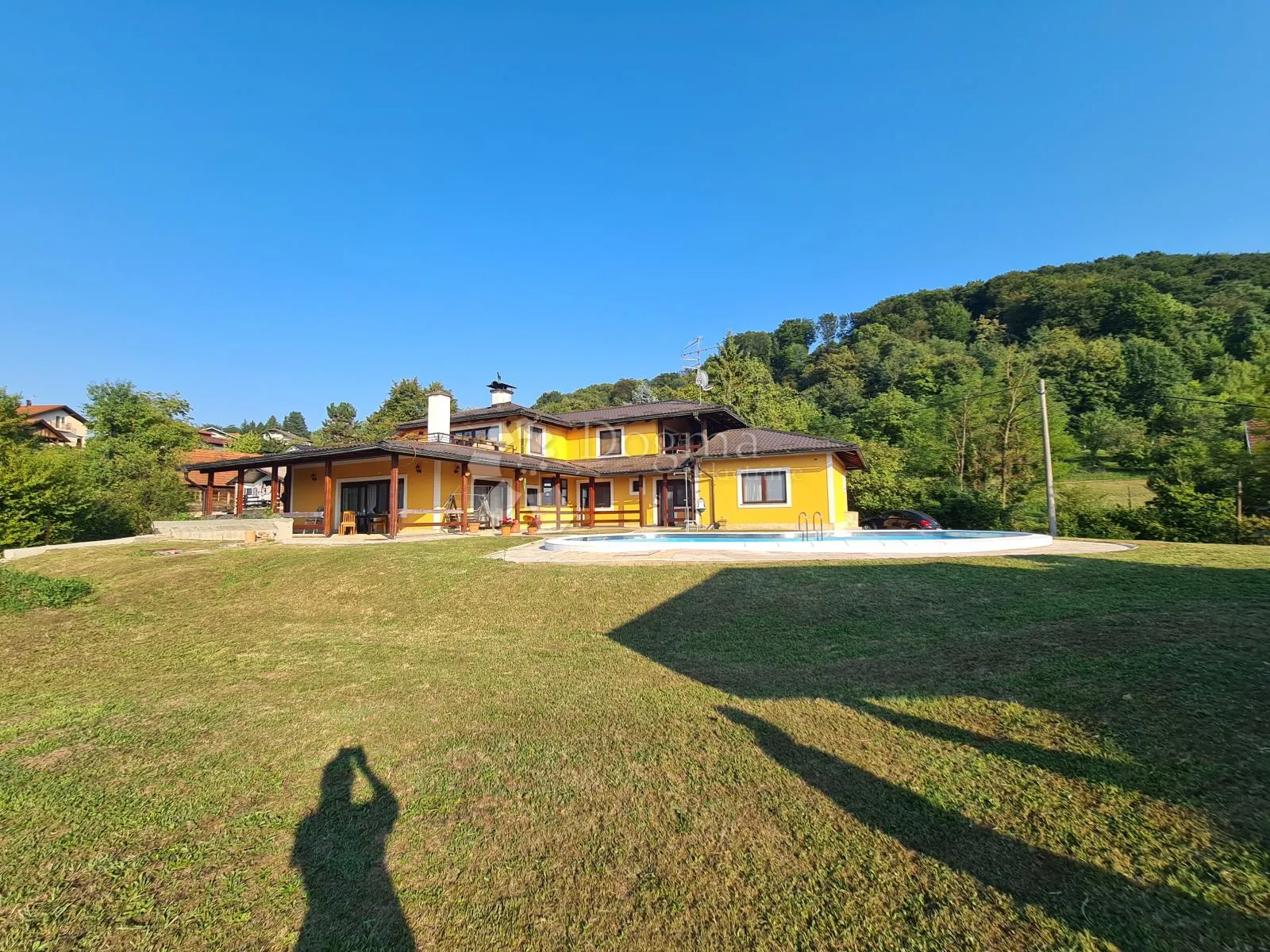 vila s bazenom i teniskim terenom - slika 3
