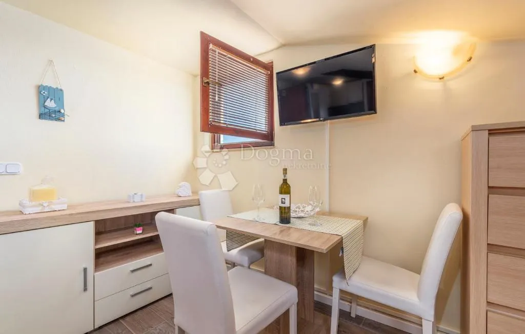 namješteni studio apartman 1.red do mora - slika 8