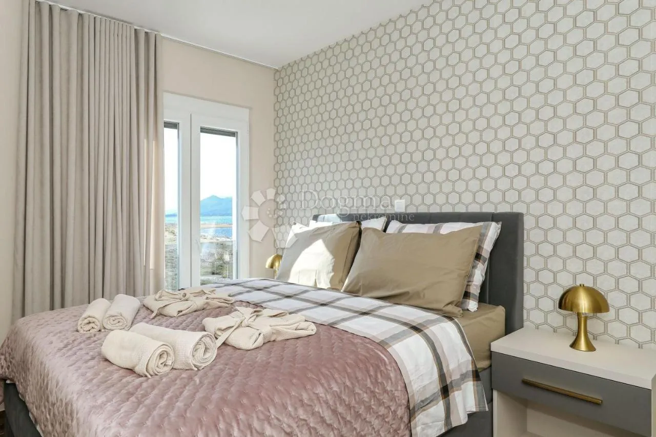 moderna vila s bazenom, prvi red uz more! - slika 35