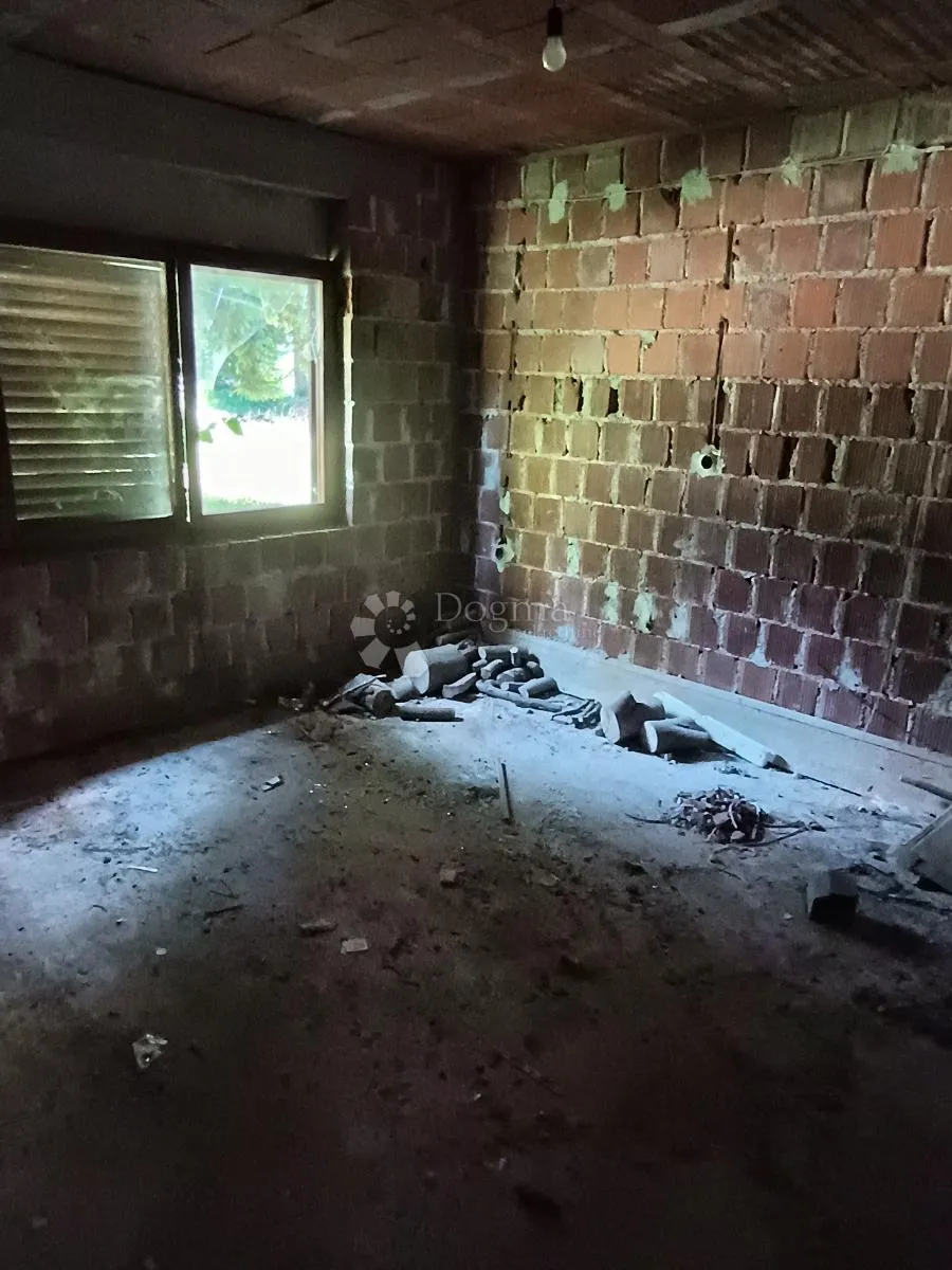 kuća s dvorištem + građ. parcela 700m2 - slika 14