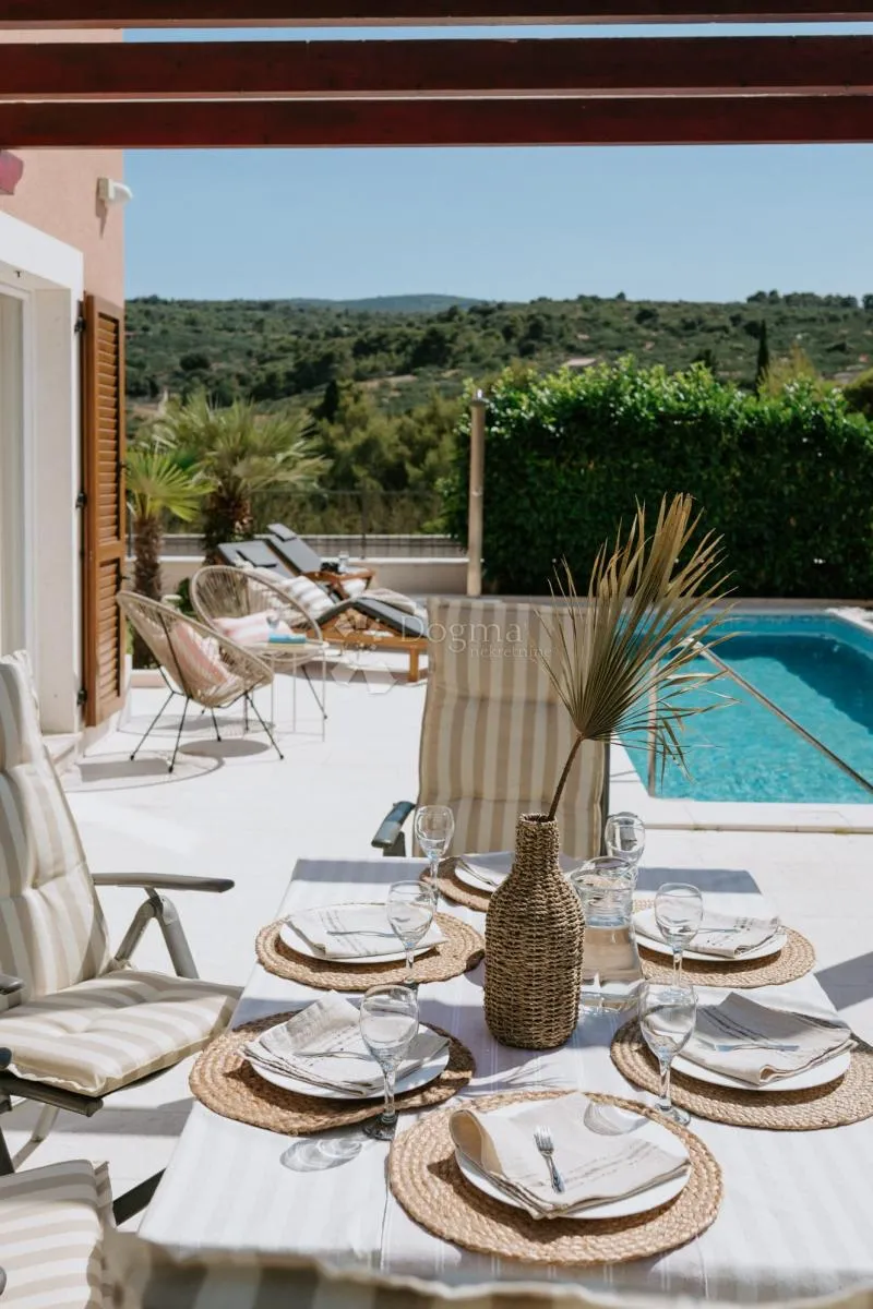 sofisticirana vila s bazenom i panoramskom rooftop terasom u supetru - slika 5