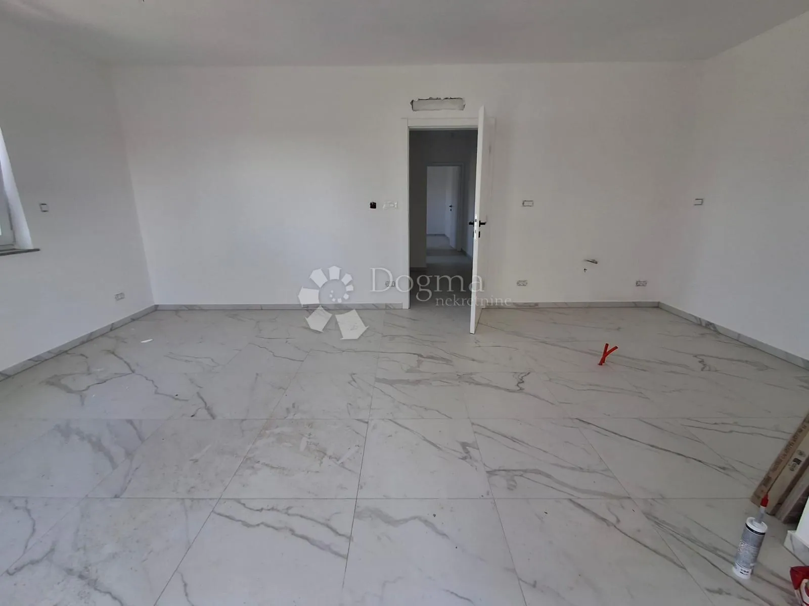 apartman u kvalitetnoj novogradnji u barbatu blizu mora - slika 8