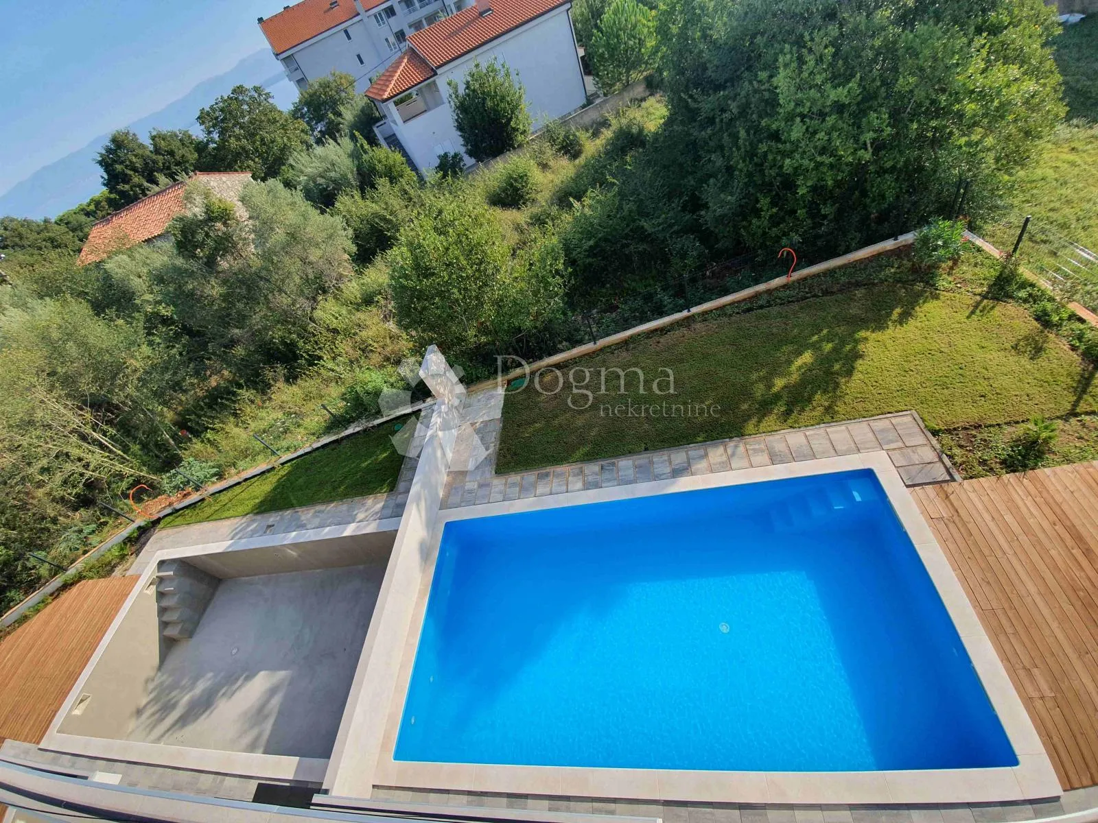 vila sa 4 apartmana, 2 bazena, 200 metara od mora - slika 2