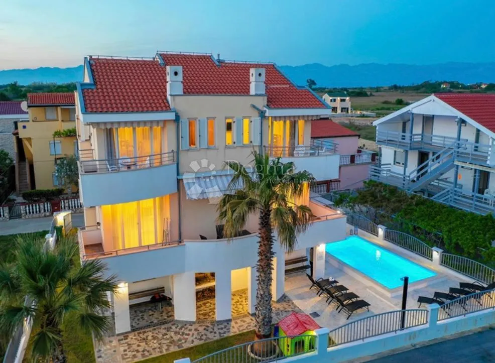 villa s bazenom u privlaci - slika 23
