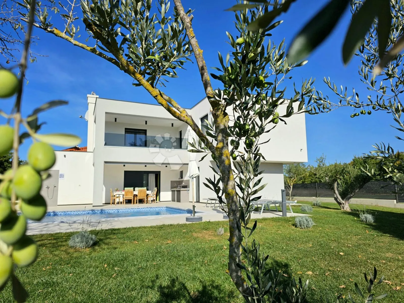 Moderna Vila U Mirnom Naselju - Marčana