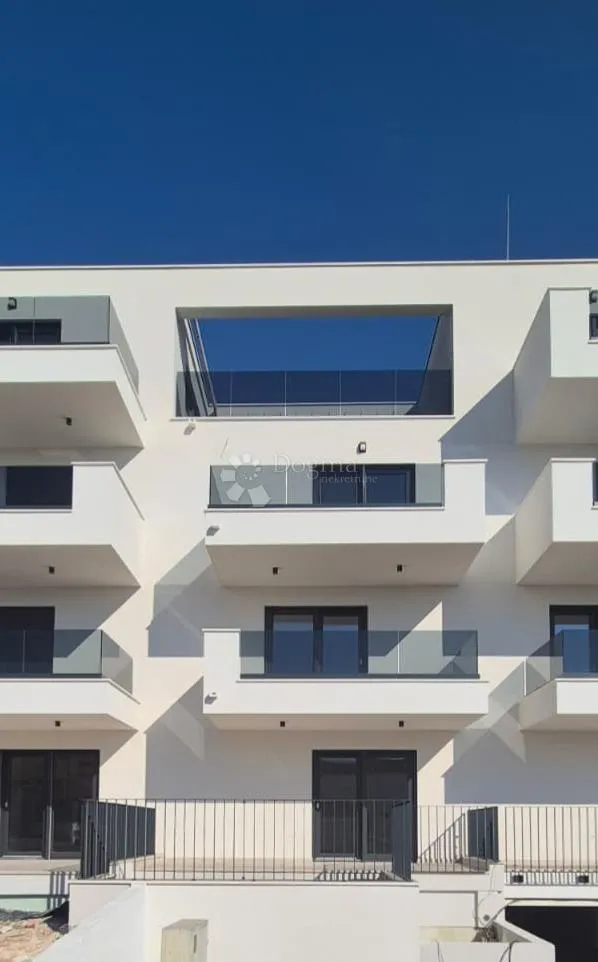 novogradnja – moderan stan (s8) s balkonima i pogledom na more, manje od 150 m od plaže – okrug gornji - slika 12