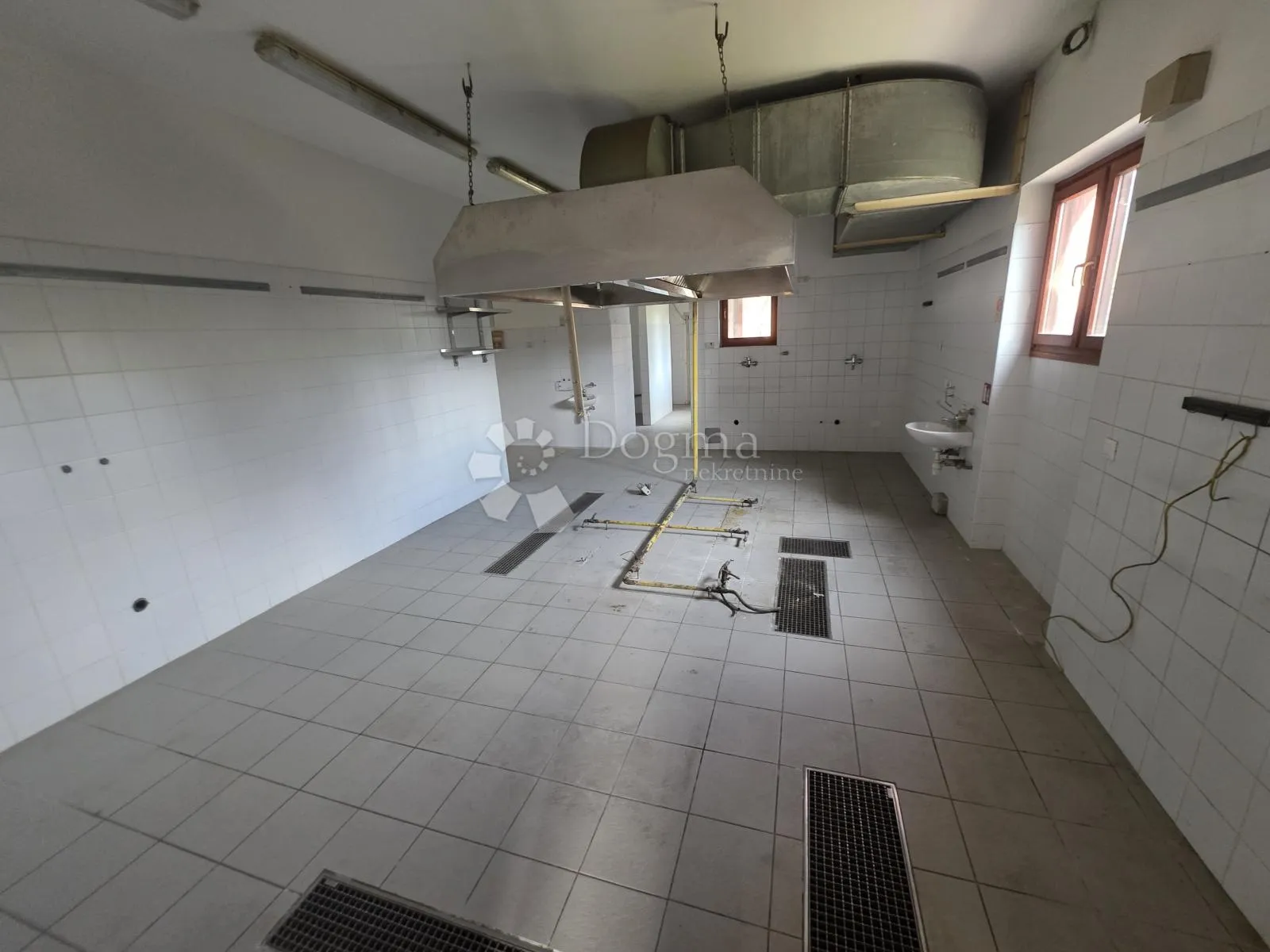 najam restorana 356m² – krušna peć, pečenjara, terasa, veliki parking - slika 8