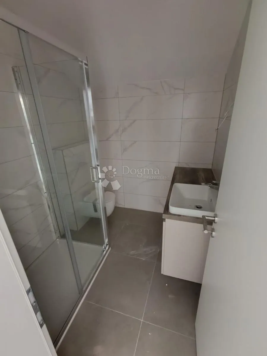 prostrani apartman u mandrama - slika 14