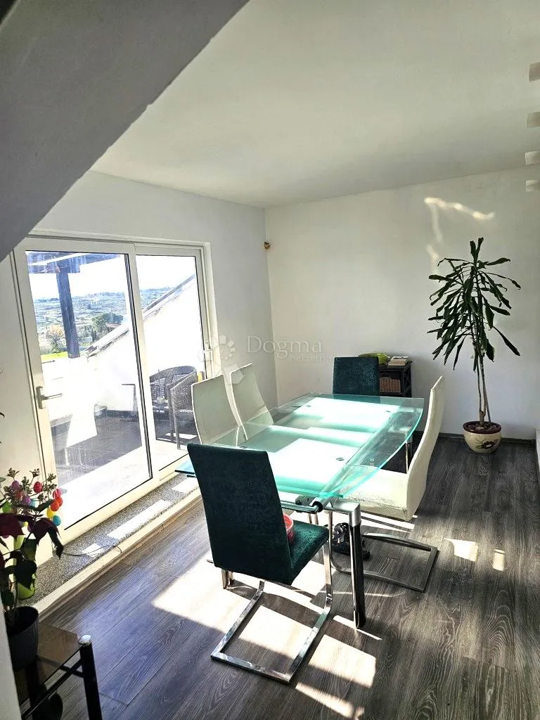trosoban stan s 2 balkona i terasom - crno, zadar - slika 2