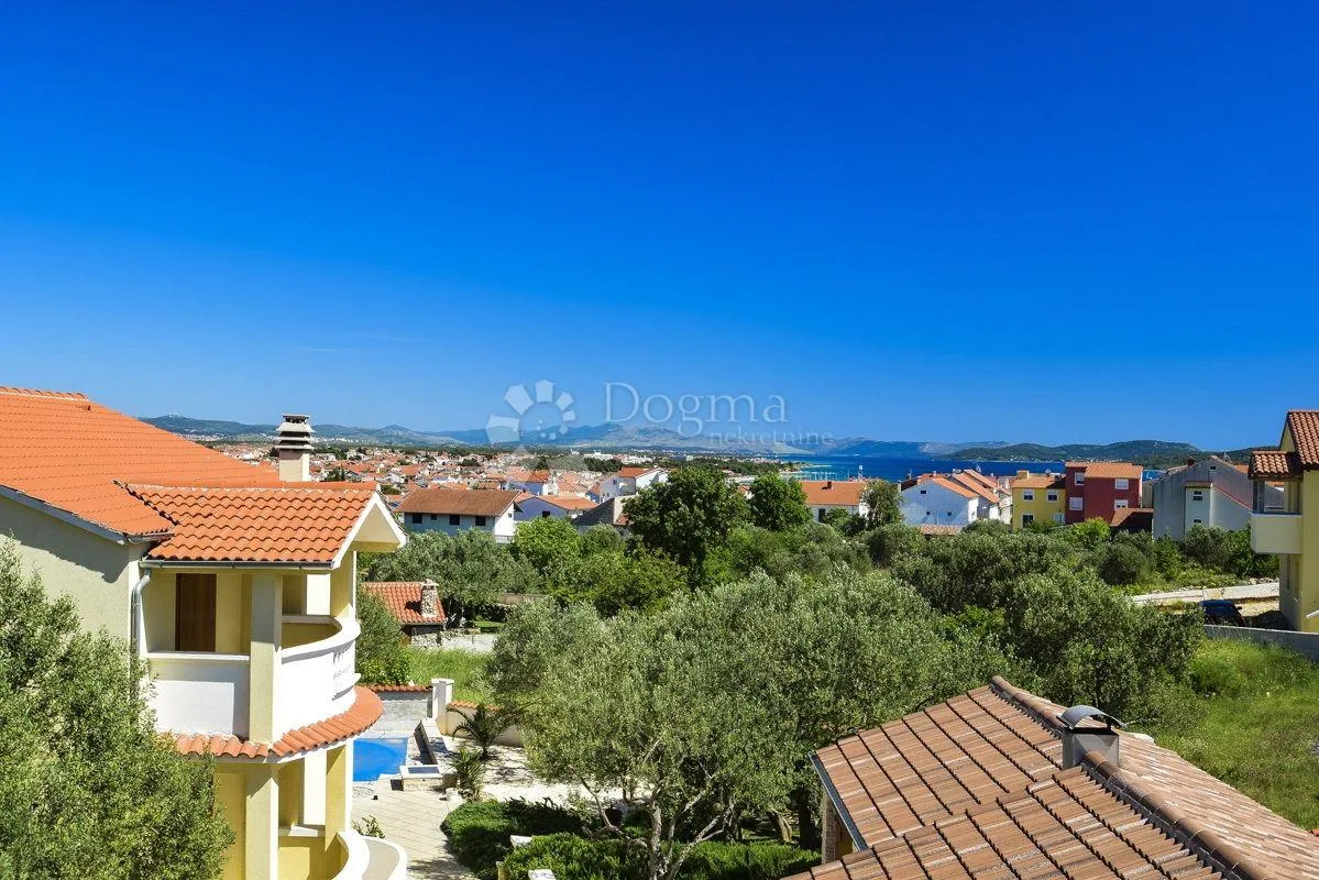 vodice – kuća s tri odvojena stana i terasama s pogledom na more - slika 19