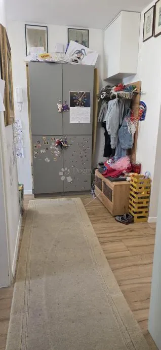 prostran 5-sobni stan s balkonom i loggiom – mirna lokacija, studentski grad - slika 8