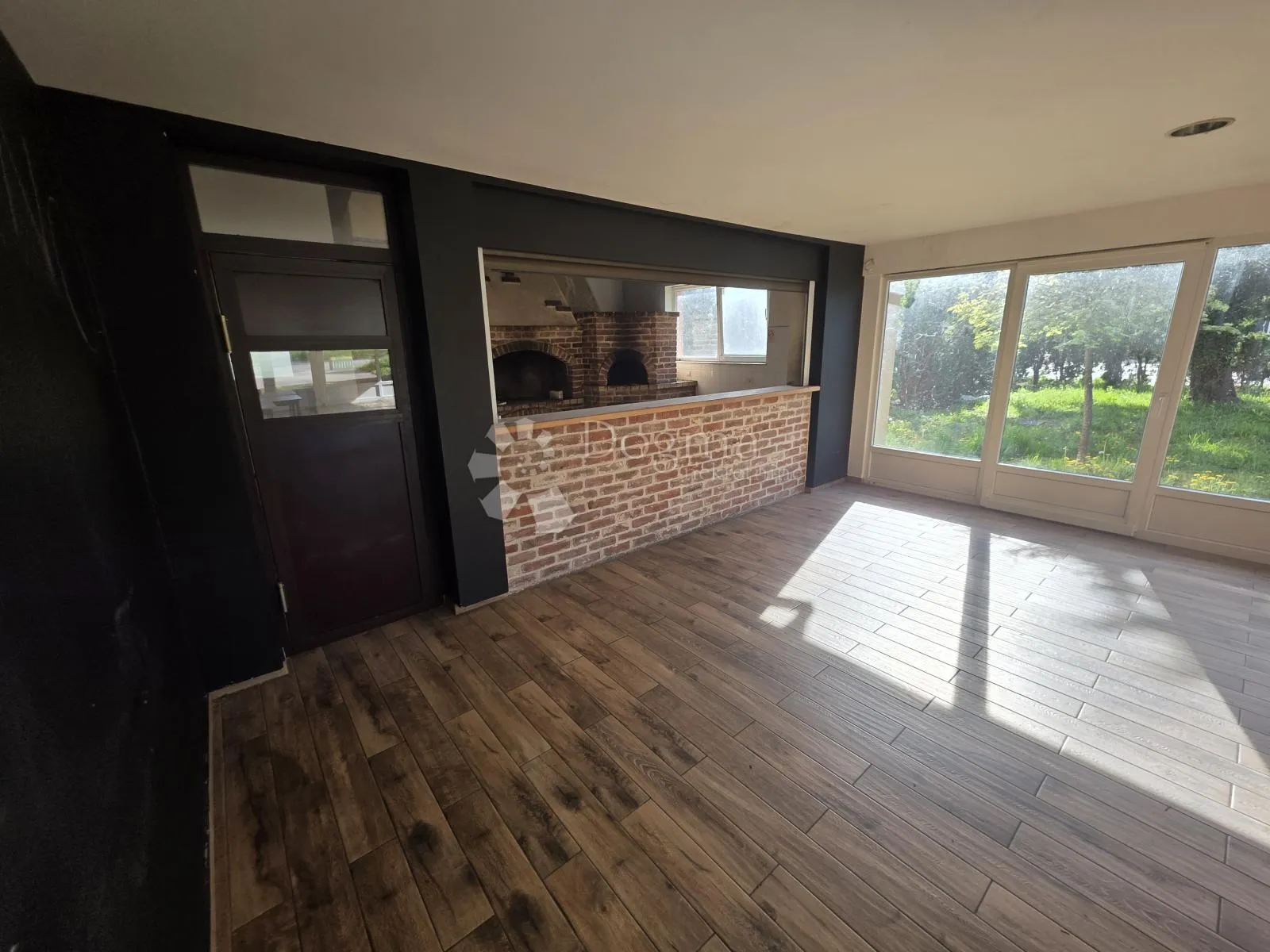 najam restorana 356m² – krušna peć, pečenjara, terasa, veliki parking - slika 4