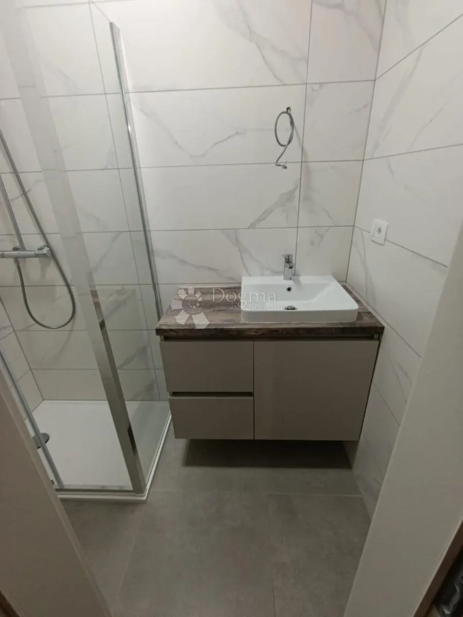 prostrani apartman u mandrama - slika 12
