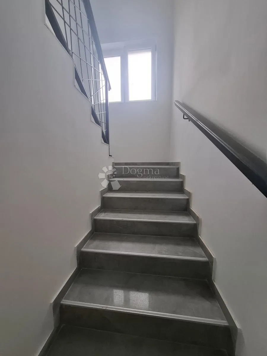 moderna novogradnja u murvici - slika 18