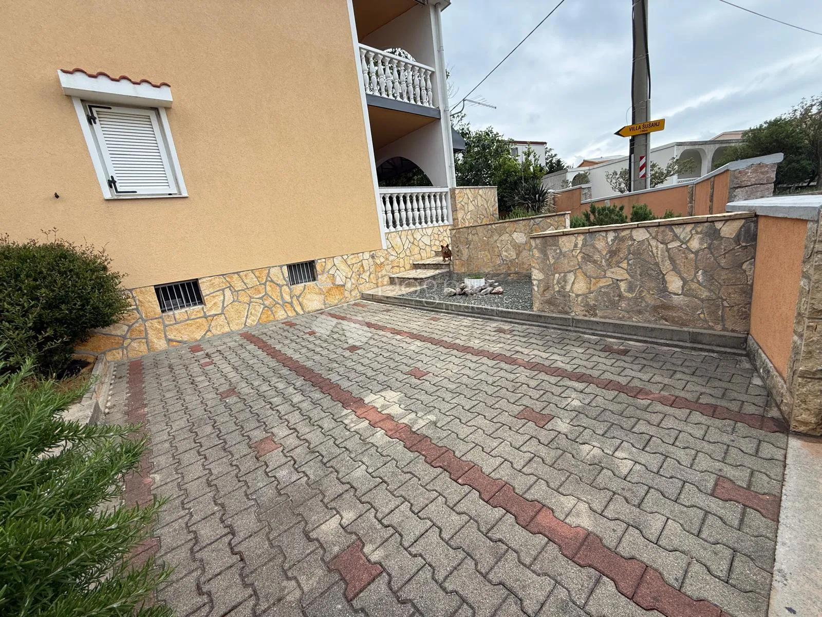apartman s terasom vrtom parking namješten prilika !!! - slika 23