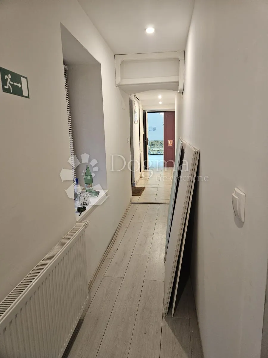 stan u samom centru grada - slika 17