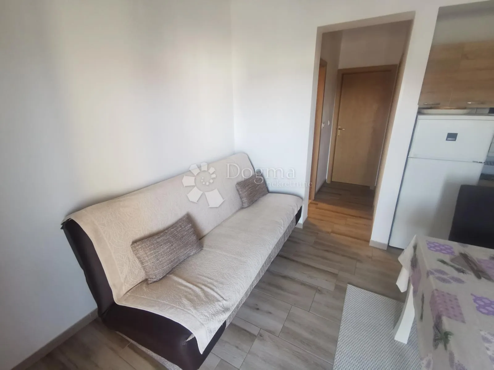 kuća na viru s bazenom i apartmanima - 698m2 - slika 8