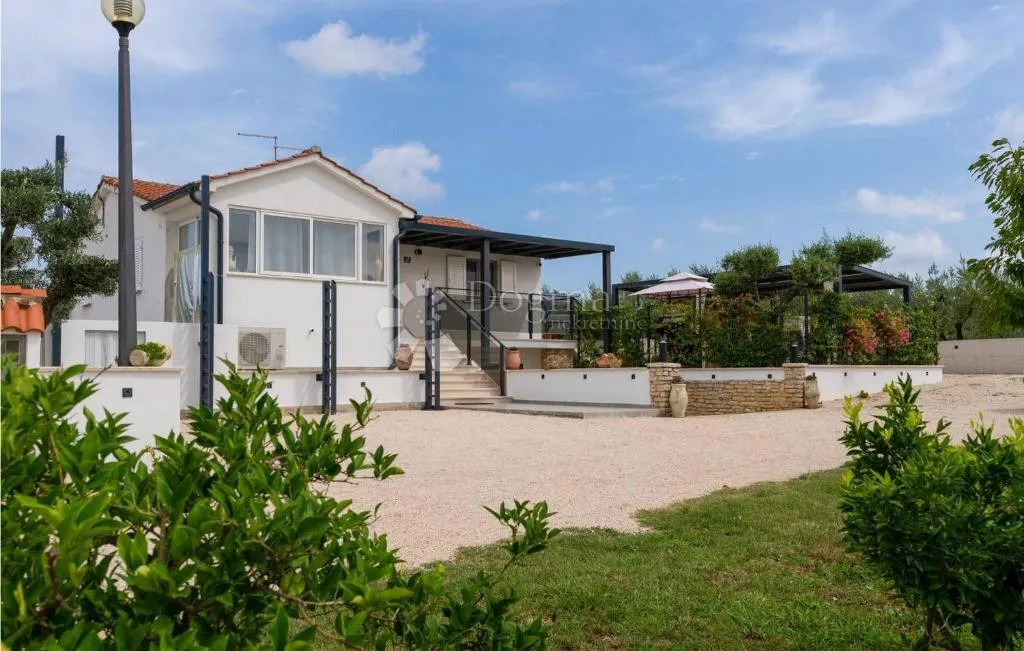 poreč okolica - moderna kuća s bazenom okružena prirodom - slika 29