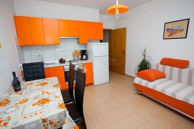 luksuzna kuća s bazenom i apartmanima na rabu - slika 7