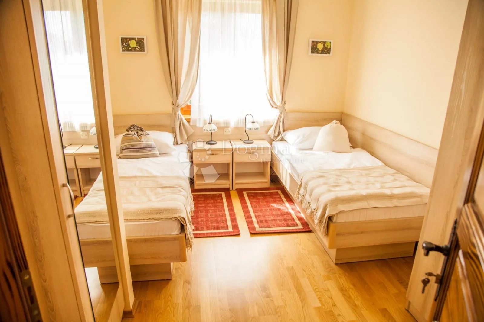 kvalitetna kamena vila s bazenom na prekrasnoj lokaciji - slika 20