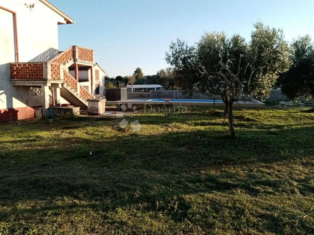 kuća s bazenom i velikom građevinskom parcelom - slika 6