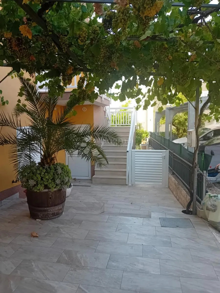 prodaje se – prostrana kuća s apartmanima, pogledom na more i uhodanim turističkim poslom (353 m²) – okrug gornji - slika 8