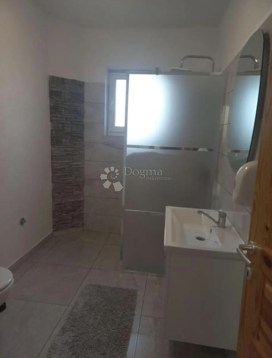 imanje kuće pomoćni objekti i zemlja 10000 m2 - slika 54